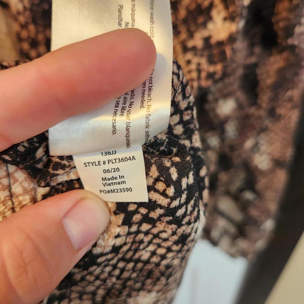 Peace & Pearls Women's Snakeskin Print Blouse - Size Medium - Picture 4 of 9